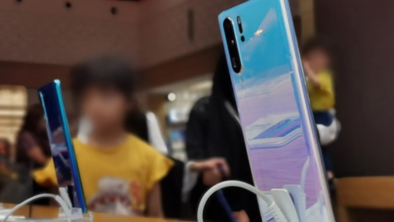 В МТС предлагают камерофон Huawei P30 Pro дешевле, чем у серовозов. Надо брать!