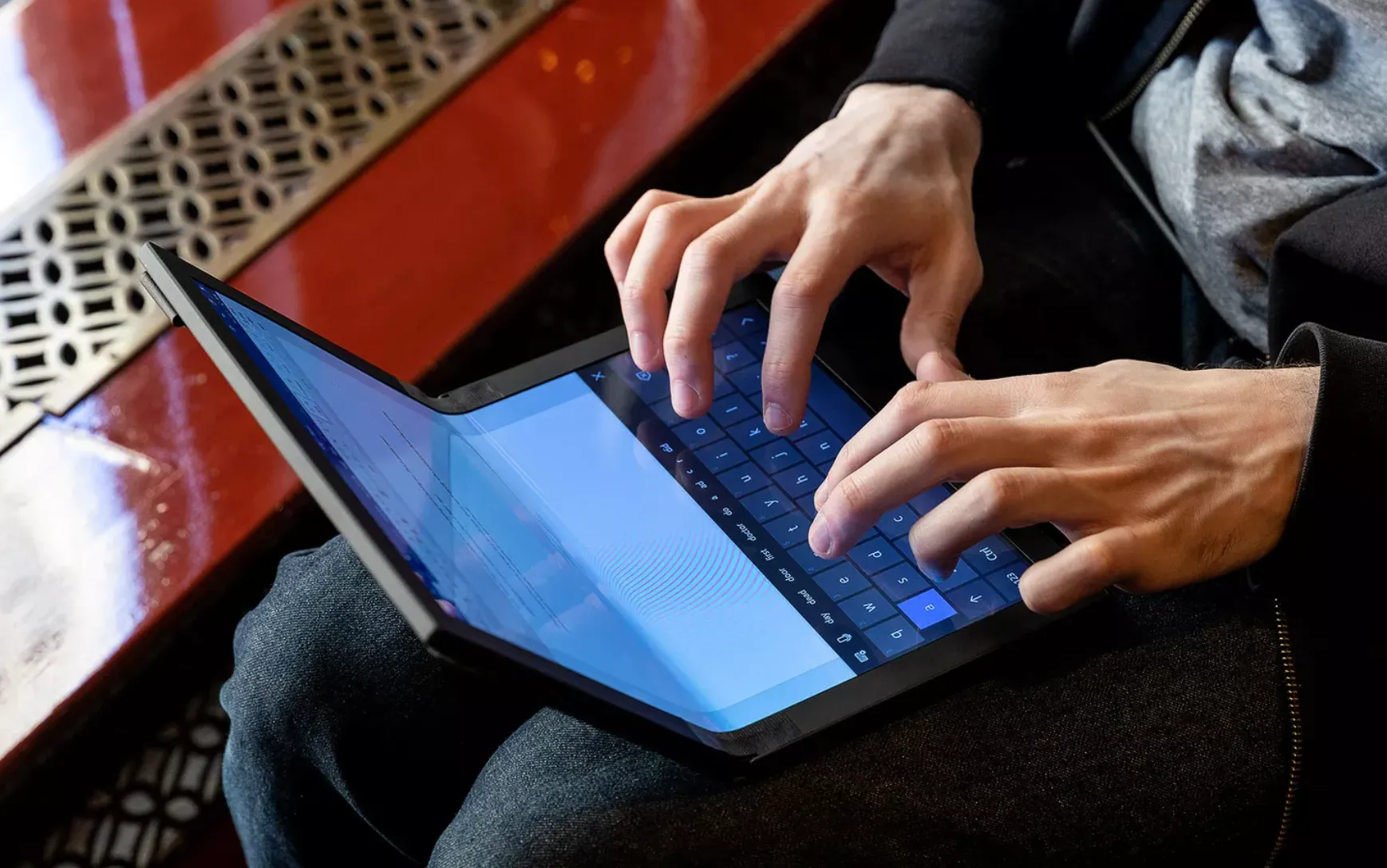 Lenovo представила первый ноутбук с гибким экраном. Он выйдет в 2020 году