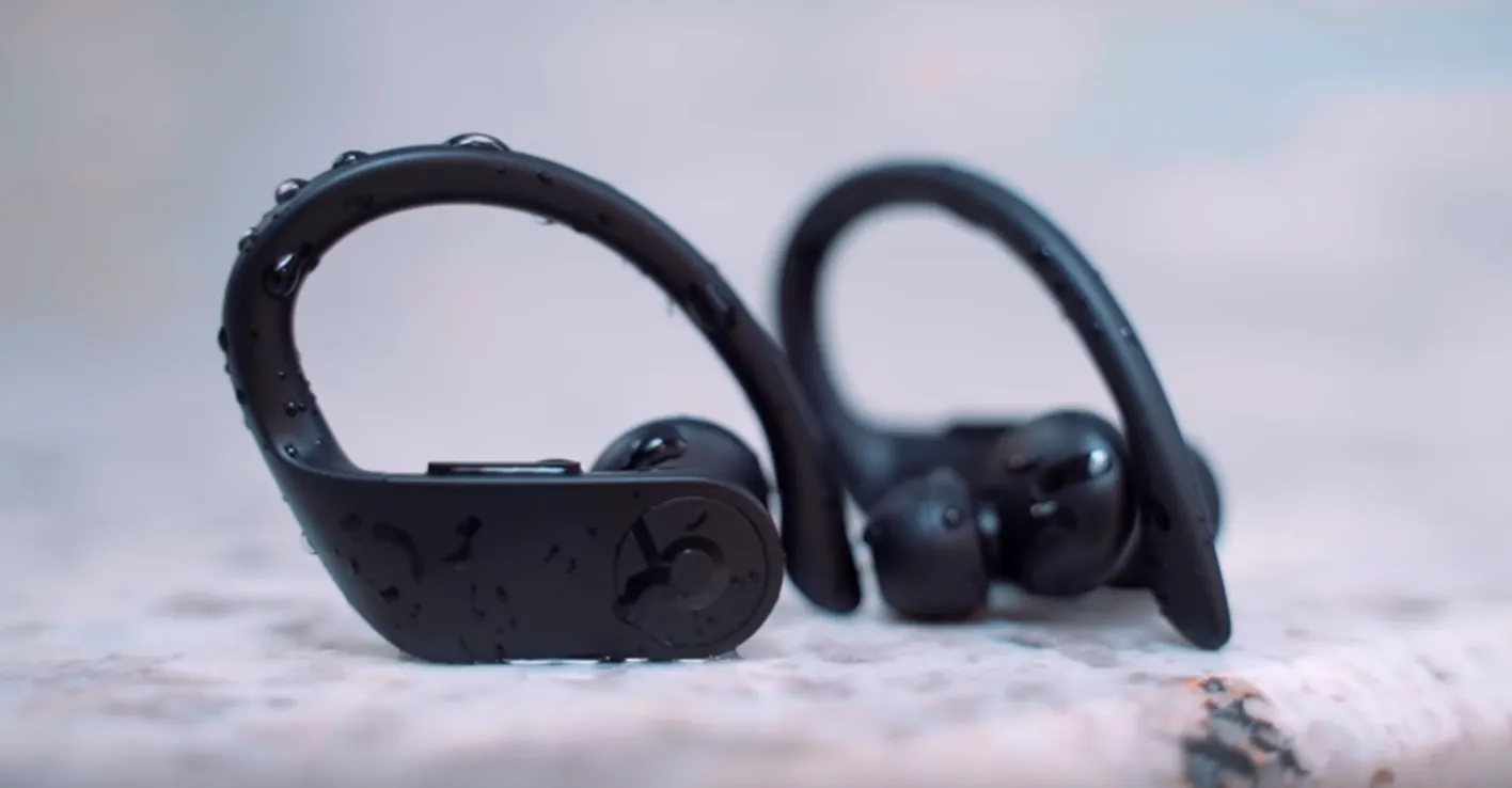 Гарнитура Powerbeats Pro гораздо круче AirPods. Она пережила даже падение в унитаз