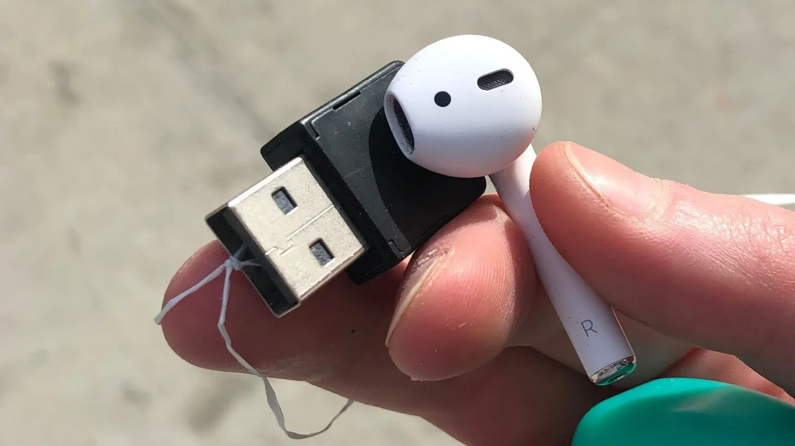 Как спасти упавшие в щель AirPods. Очень просто!