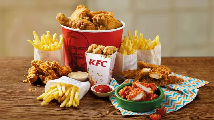 Студент на протяжении года бесплатно обедал в KFC. Как ему это удалось?