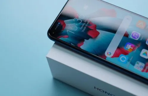 Honor 20 Pro засветился на живых снимках. У него дыра в экране и крутая камера