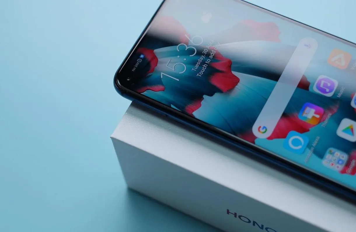 Honor 20 Pro засветился на живых снимках. У него дыра в экране и крутая камера