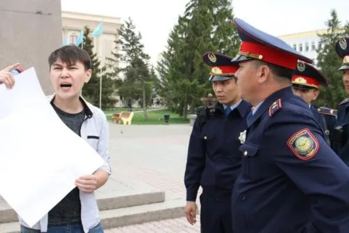 Житель Казахстана вышел на площадь с пустым плакатом. Его задержали через 5 минут