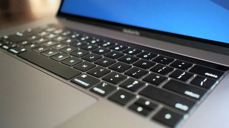 Летом может выйти новый MacBook Pro. Ждем нормальной клавиатуры