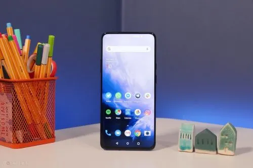 В OnePlus 7 Pro очень быстрая зарядка. Легко можно заряжать пару раз в день