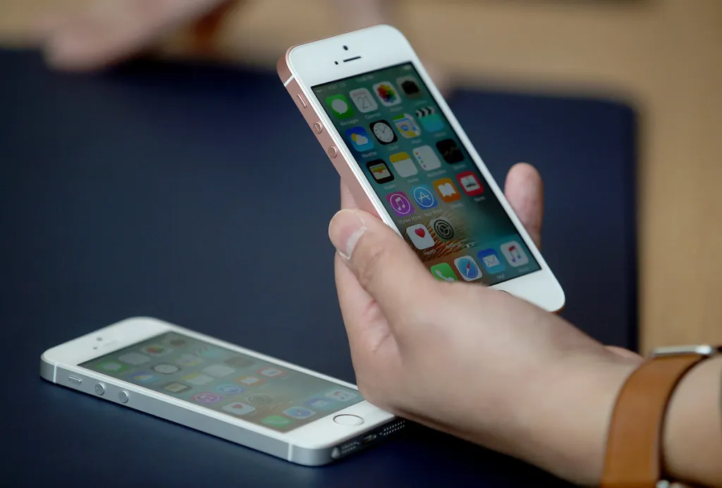 «Билайн» продает культовый iPhone SE со скидкой 4000 рублей. Дешевле мы не видели!
