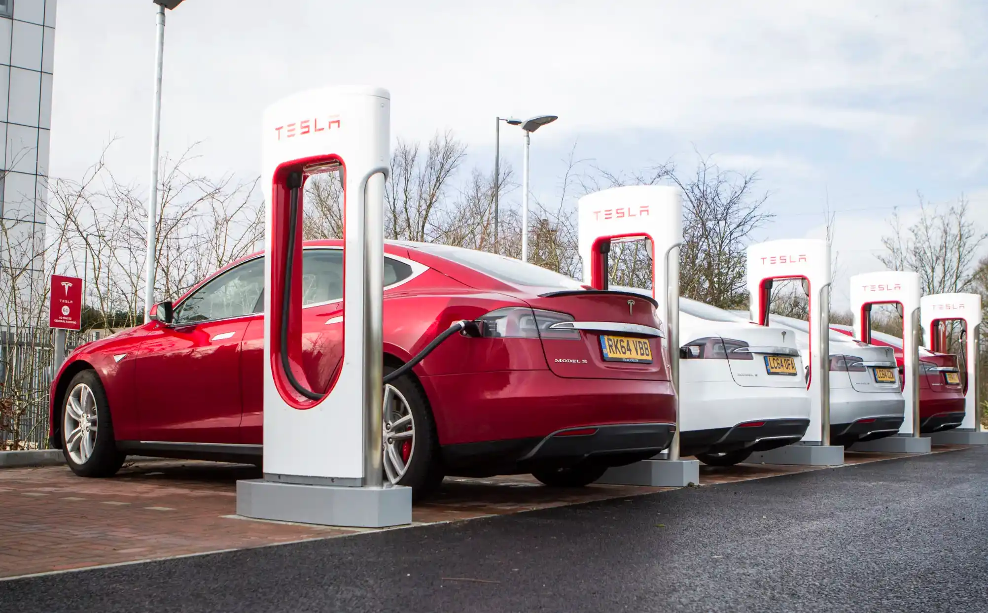 Скоро Tesla получит жирный аккумулятор. Но на поездку от Москвы до Питера все равно не хватит