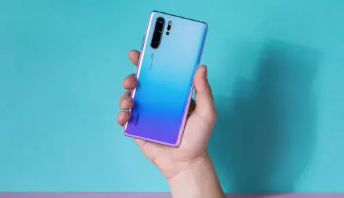 Huawei добавила рекламу на экраны блокировки своих смартов. Даже на флагманы