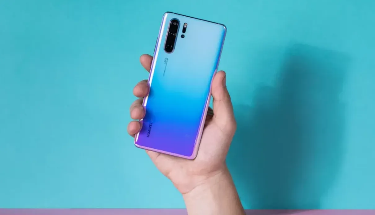 Huawei добавила рекламу на экраны блокировки своих смартов. Даже на флагманы
