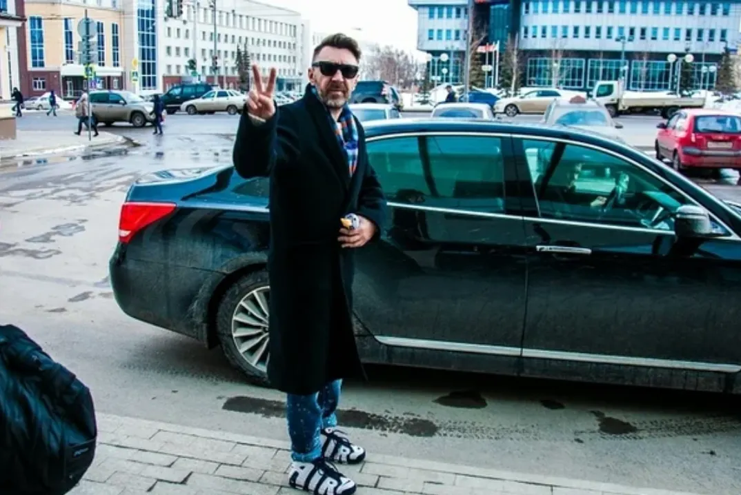 Шнур захватил арку в историческом доме в Петербурге. Там стоит его BMW