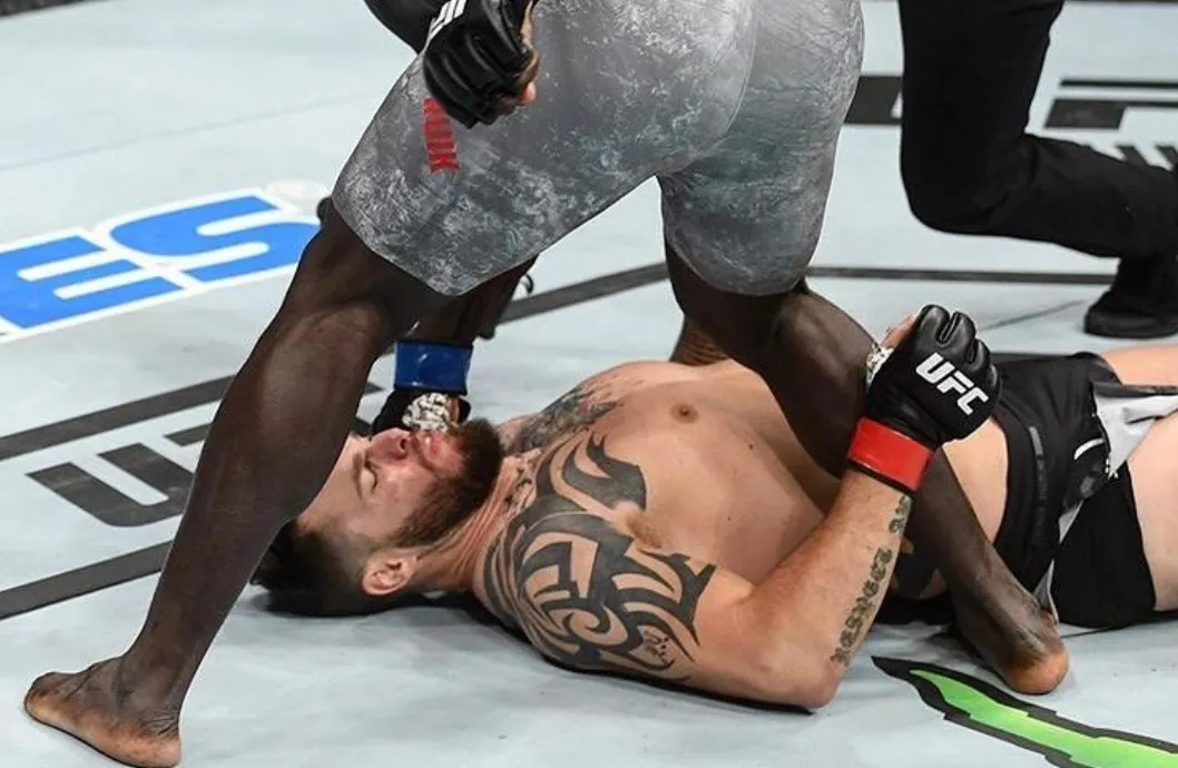В UFC случился нокаут за 9 секунд. Даже Макгрегору требовалось больше