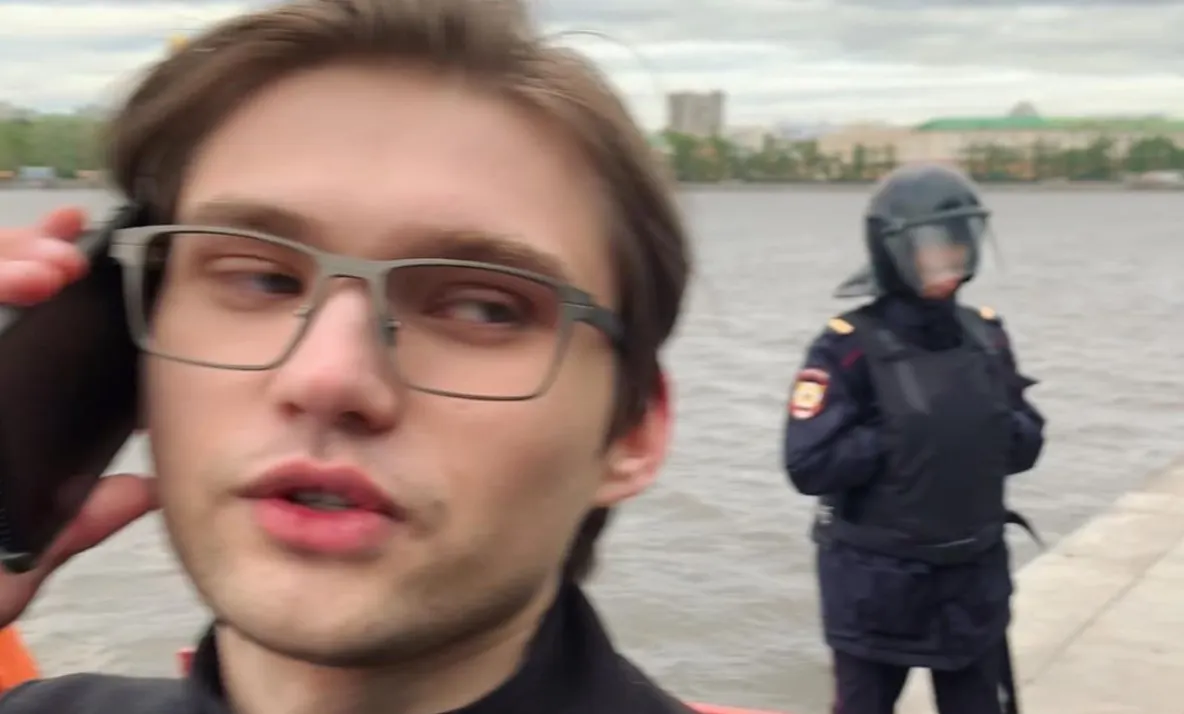 Руслан Соколовский встал на Красной площади с плакатом про Путина. Блогера тут же задержали