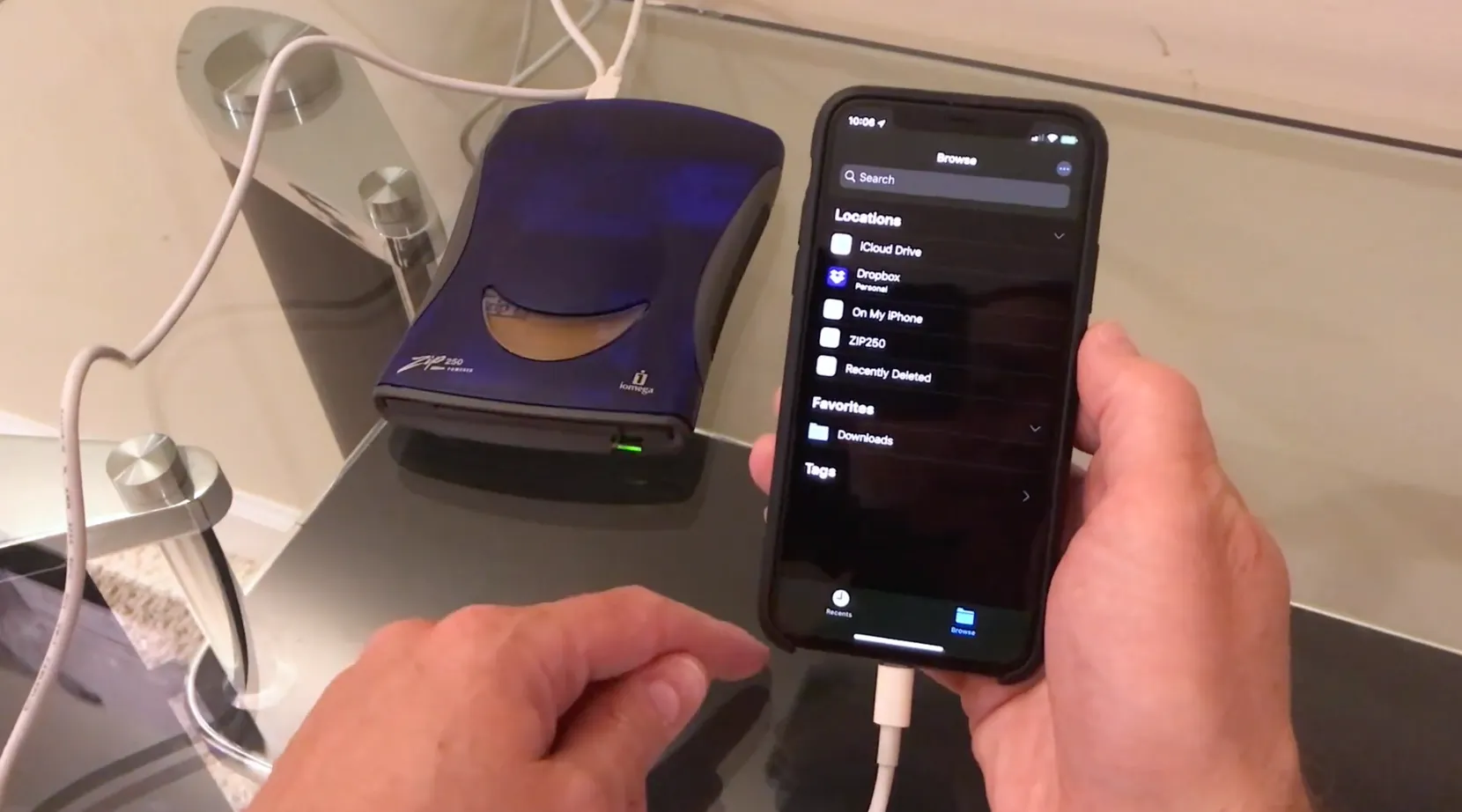 iPhone XS подключили к старому дисководу. Это новая функция iOS 13