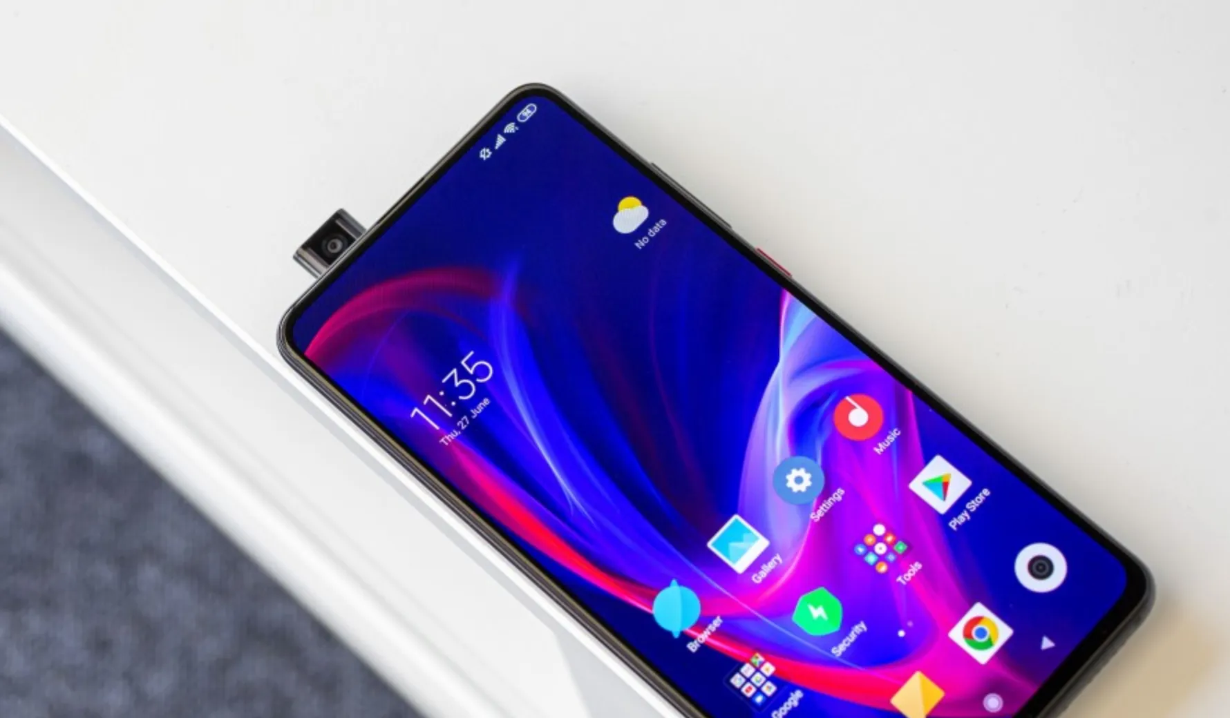 Xiaomi Mi 9T приехал в Россию. Сколько стоит и какие дают подарки?