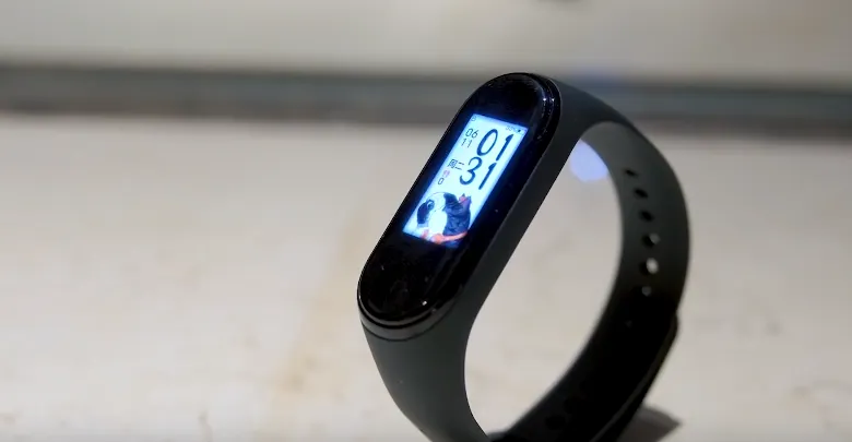 На Украине счастливы: Xiaomi Mi Band перевели на мову. Но рады не все
