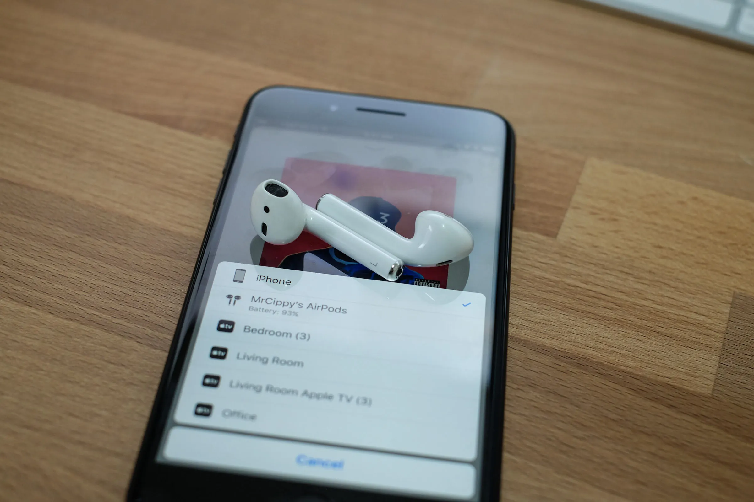 AirPods 2 продают по цене первых. Но есть один нюанс – старый кейс