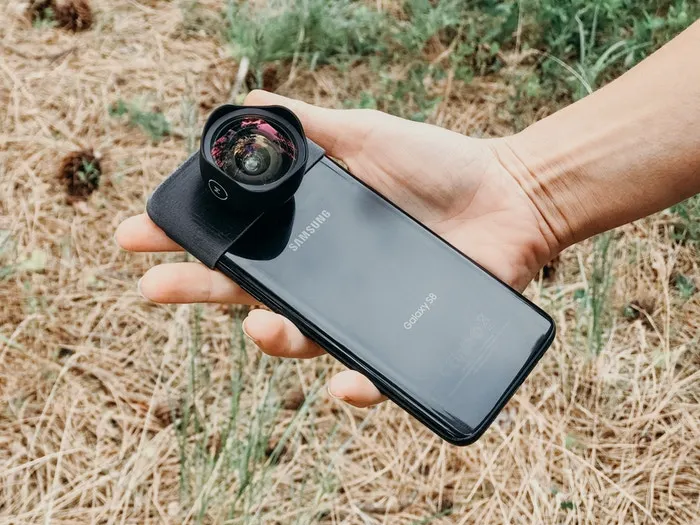 Чехол превращает  Samsung Galaxy S8 в профессиональный фотоаппарат. Поддерживаются и другие модели