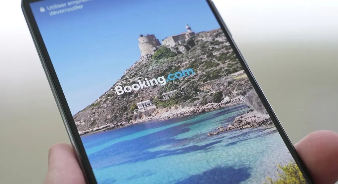 Huawei не имеет отношения к рекламе на экранах их смартфонов. Виноват сервис Booking