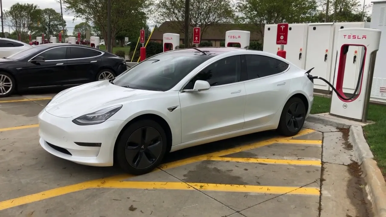 Tesla продают как восстановленные iPhone. Получается крайне выгодно