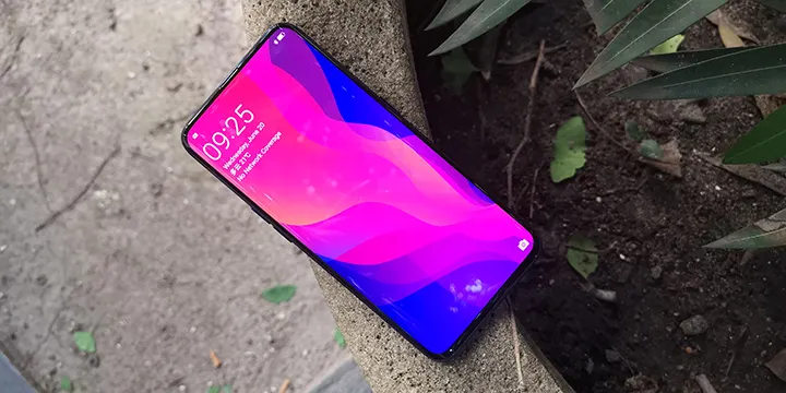 Oppo и Xiaomi показали спрятанную в дисплей камеру. Эра гаджетов с вырезом закончилась?