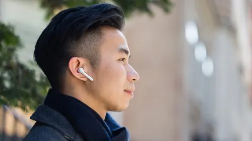 Как носить AirPods, чтобы они точно не выпадали