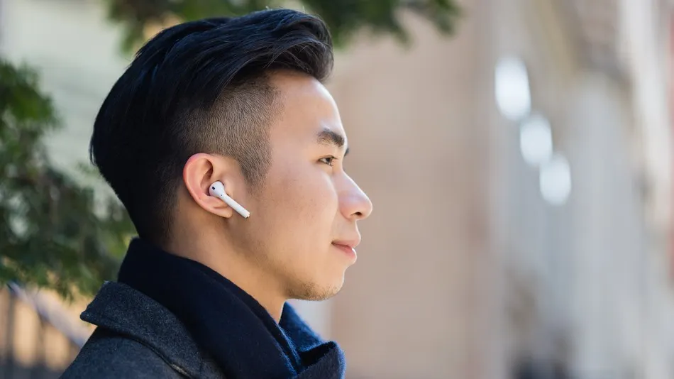 Как носить AirPods, чтобы они точно не выпадали