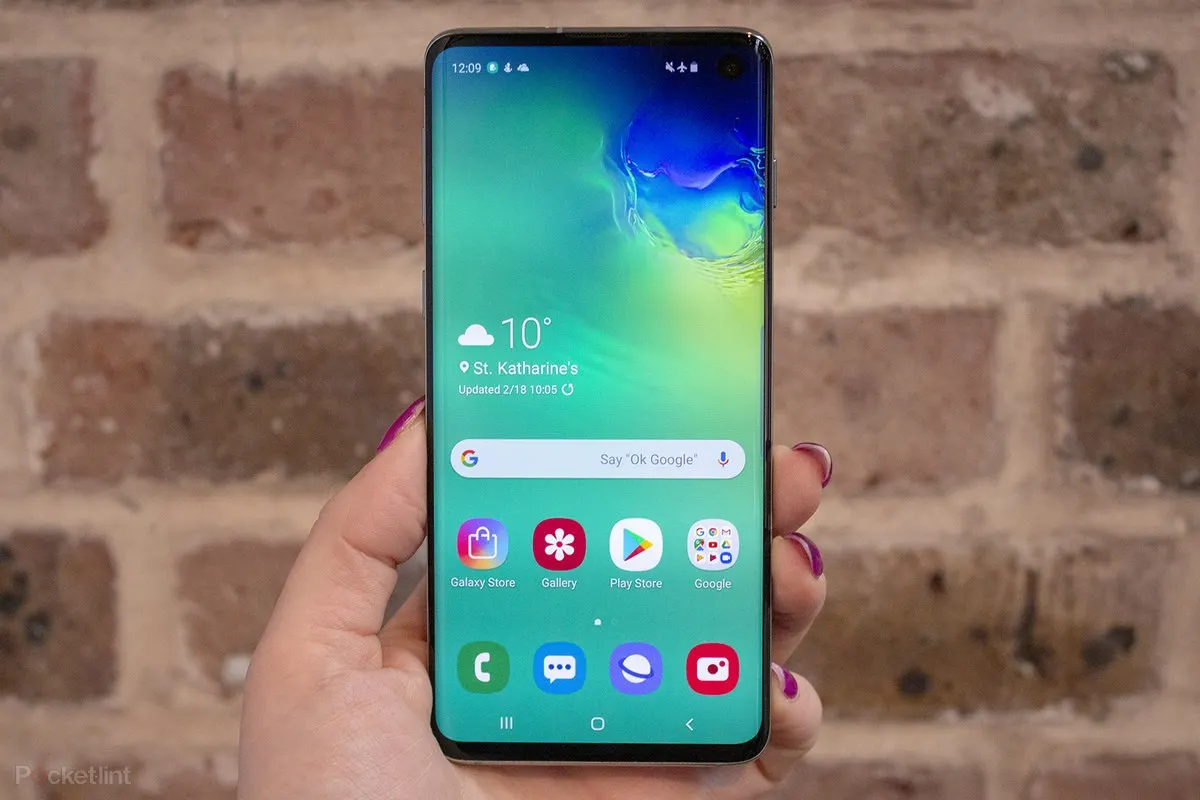 Samsung Galaxy S10 распродают в «М.Видео» по смешной цене. Последний шанс взять флагман со скидкой перед Новым годом