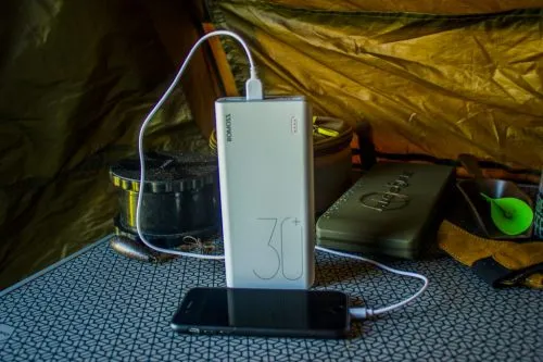 Крутой пауэрбанк отдают за тысячу. Он зарядит iPhone 8 больше 10 раз
