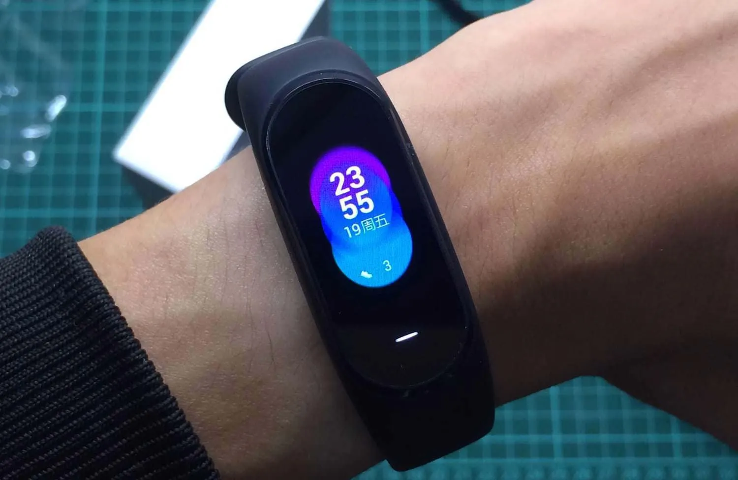 У Xiaomi Mi Band 4 улучшенная батарейка. Сколько трекер протянет от одной зарядки?