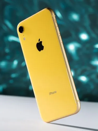 Сейчас можно брать только iPhone XR. Остальные айфоны либо устарели, либо оверпрайс