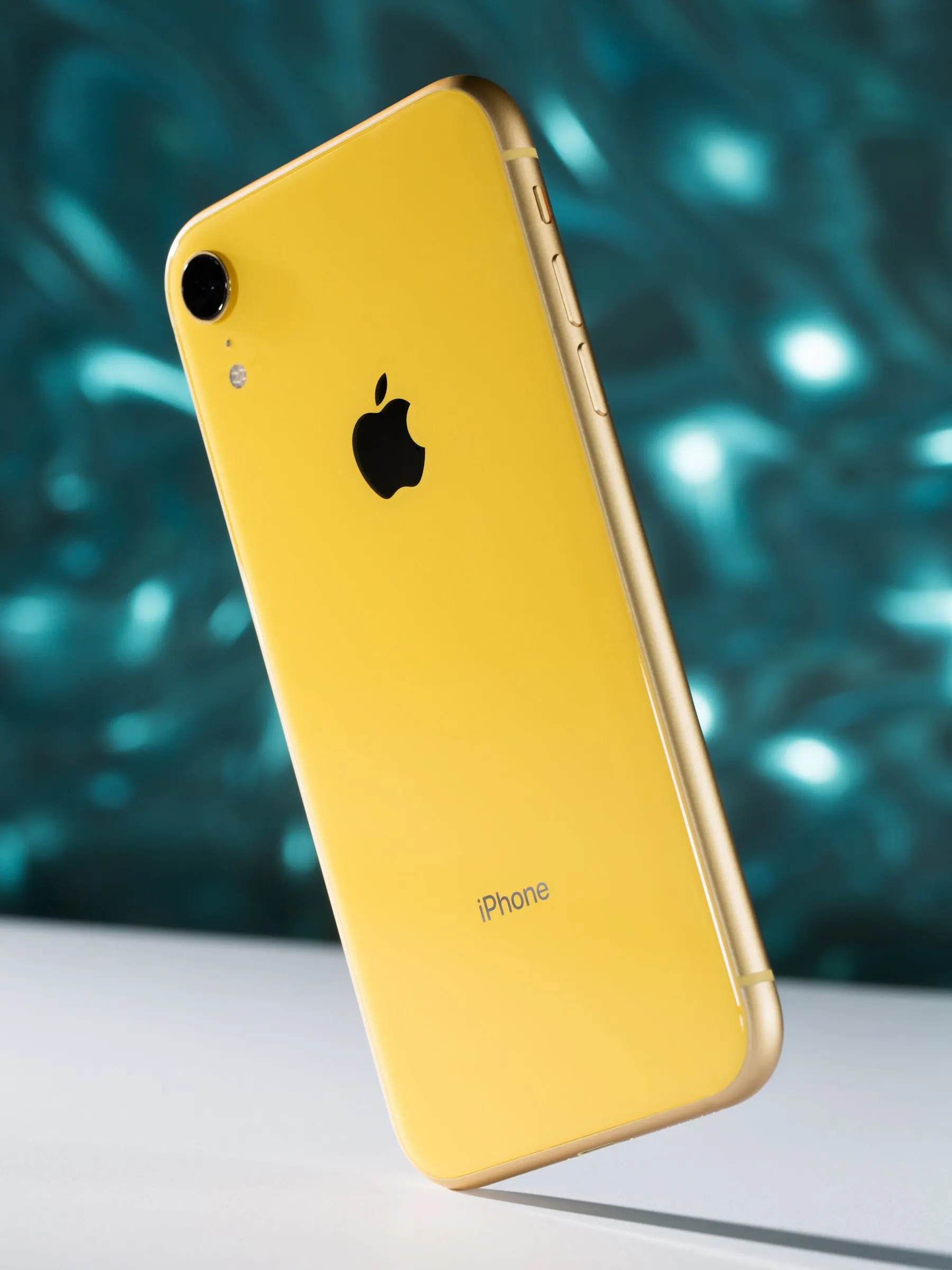 Сейчас можно брать только iPhone XR. Остальные айфоны либо устарели, либо оверпрайс