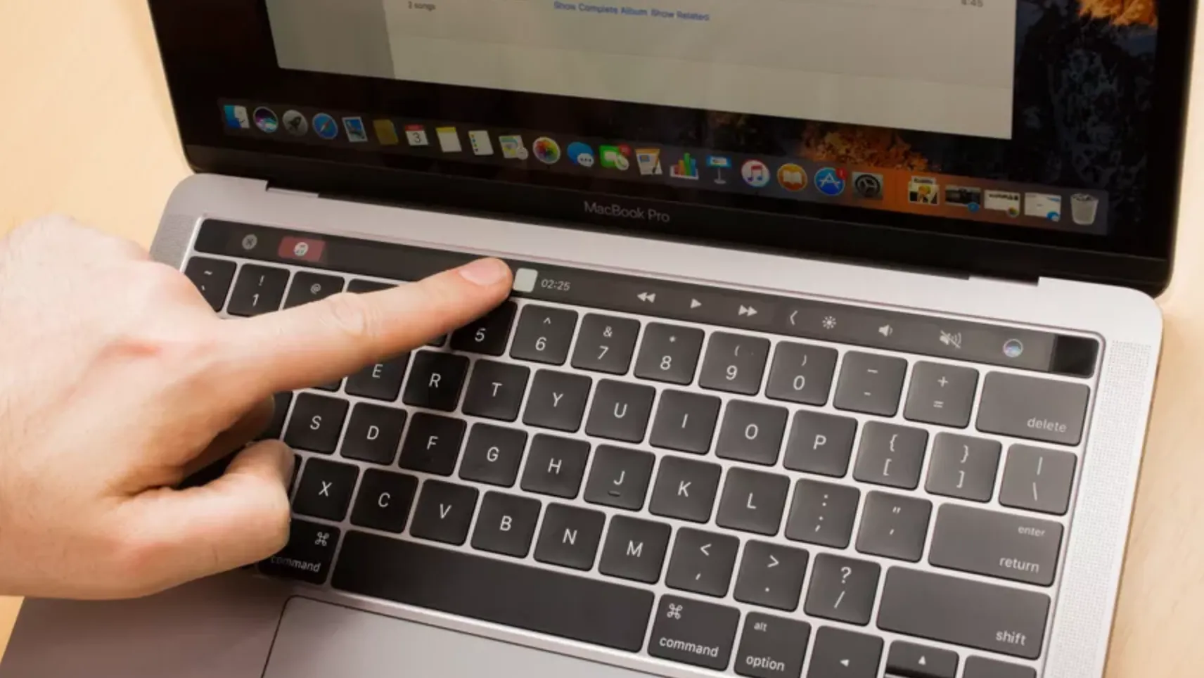 Теперь у всех MacBook Pro есть тачбар. А MacBook Air внезапно подешевел
