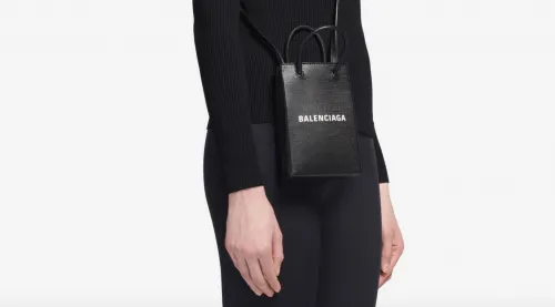 Balenciaga выпустила сумочку для смартфона. Стоит как последний iPhone