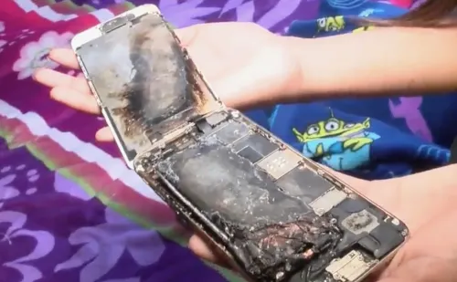 iPhone 6 взорвался в руках 11-летней девочки. К счастью, сгорела только кровать