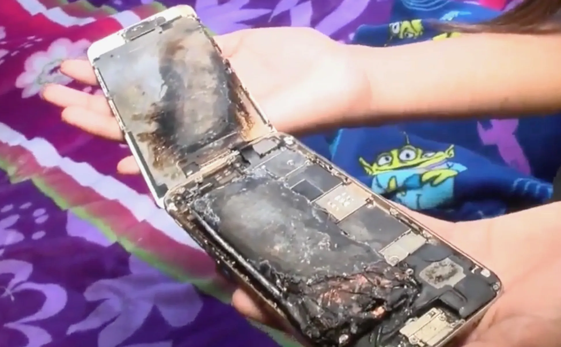 iPhone 6 взорвался в руках 11-летней девочки. К счастью, сгорела только кровать
