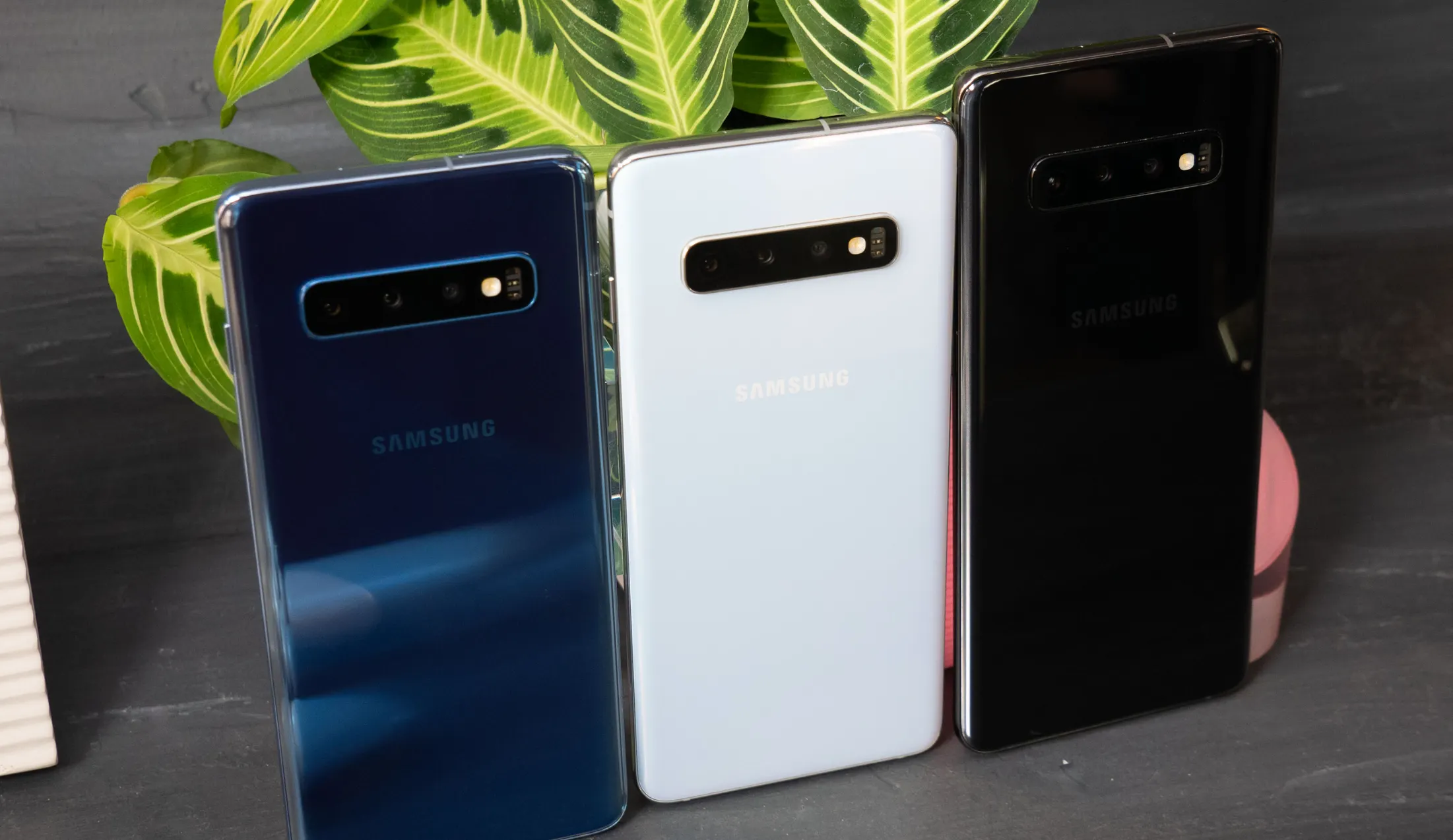 За покупку любого Samsung Galaxy S10 дарят умные часы. Мы выяснили, выгодная ли это акция