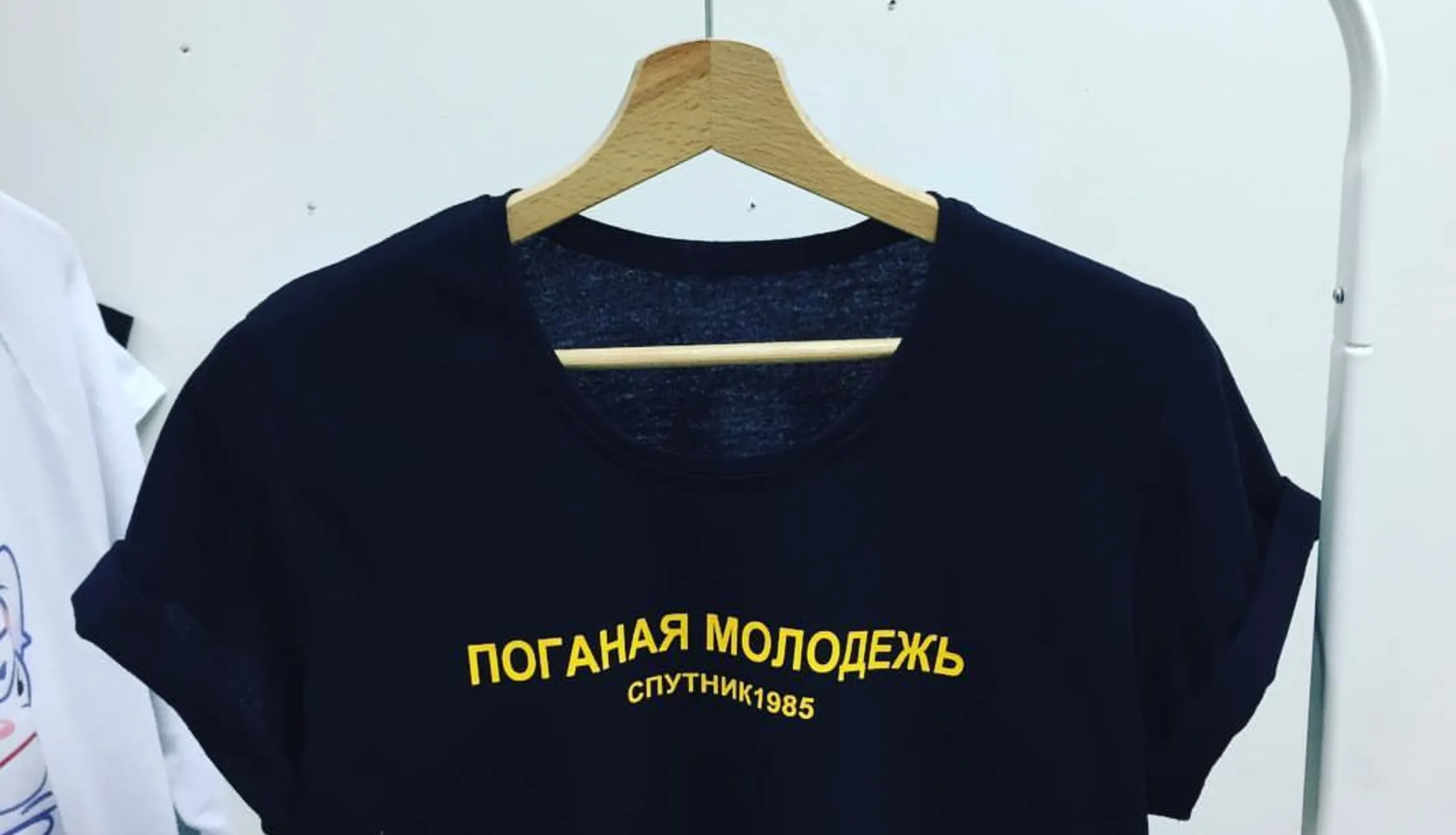 Теперь нейросети помогают делать крутые футболки. Каждый принт уникален и прекрасен