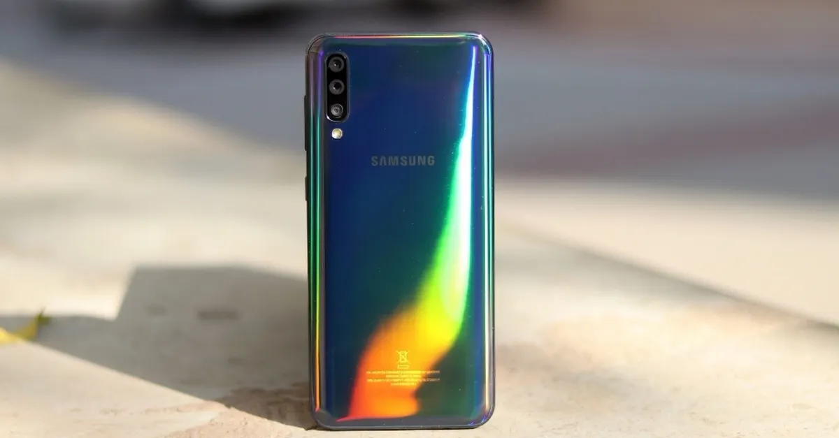 На мой Samsung Galaxy A50 еще не вышло важное обновление прошивки. Корейцы просто забили на логику