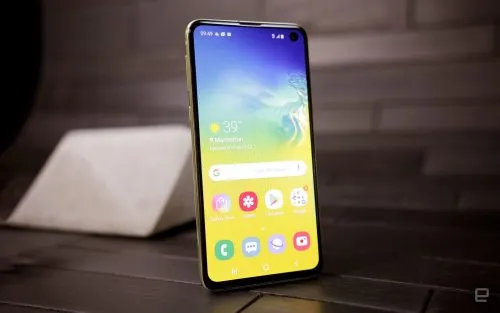 Samsung Galaxy S10 перестали дешеветь. Какую модель брать?