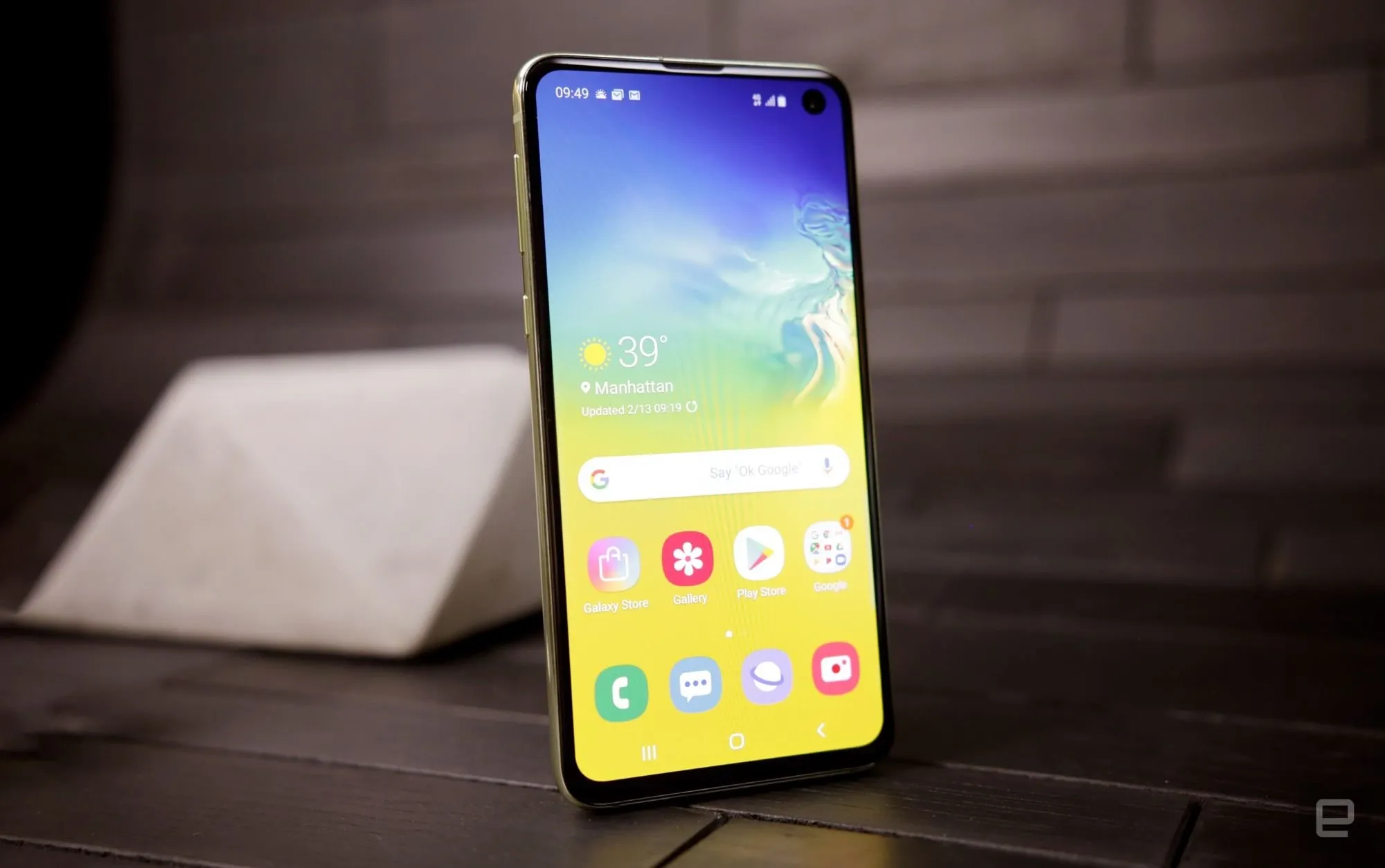 Samsung Galaxy S10 перестали дешеветь. Какую модель брать?