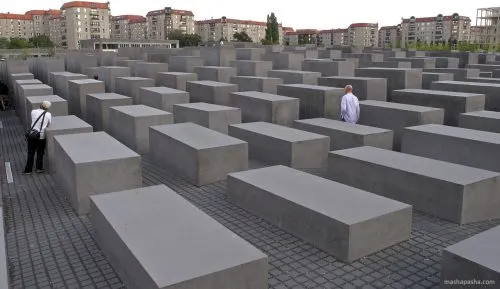 Пинк выложила фото, где ее дети бегают по Мемориалу жертвам Холокоста. А потом дала разумный ответ моралфагам