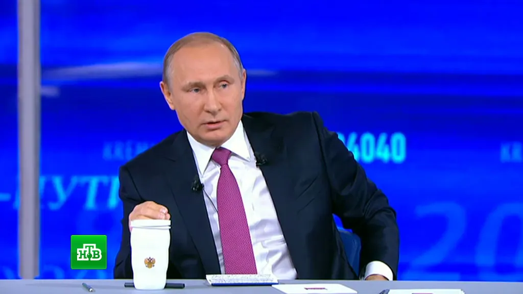 Путин везде ходит со своим термосом. Сотни китайцев тоже захотели себе такую посуду