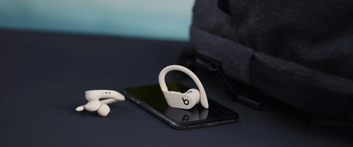 Забытый конкурент AirPods лихо подешевел в МТС. Это крутые беспроводные наушники для спорта