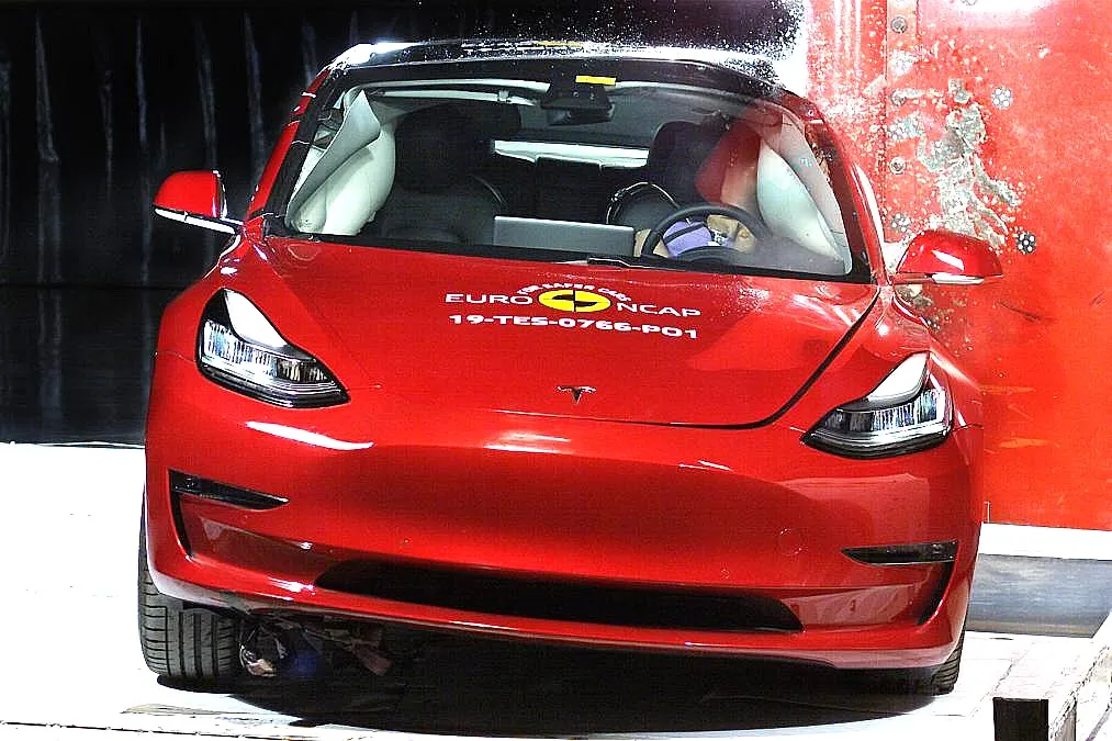 Как разбивается Tesla Model 3. Это одно из самых безопасных авто в мире