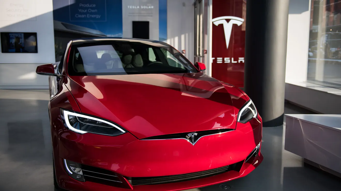 Автомобиль Tesla загорелся на МКАДе и взорвался. Инцидент попал на видео