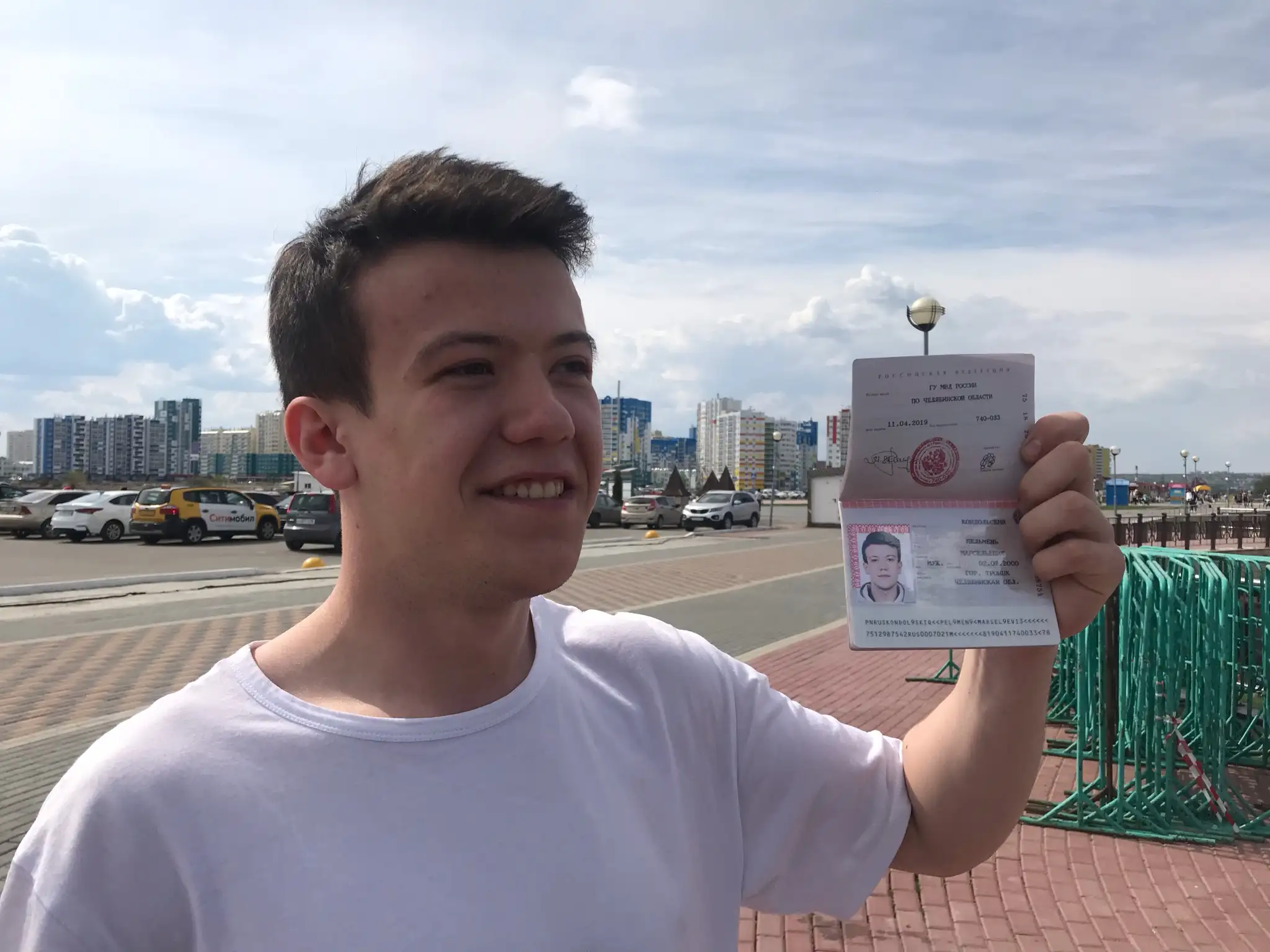 Россиянин сменил имя на Пельмень ради 20 тысяч рублей. Теперь ему светит армия – оценят ли там юмор?