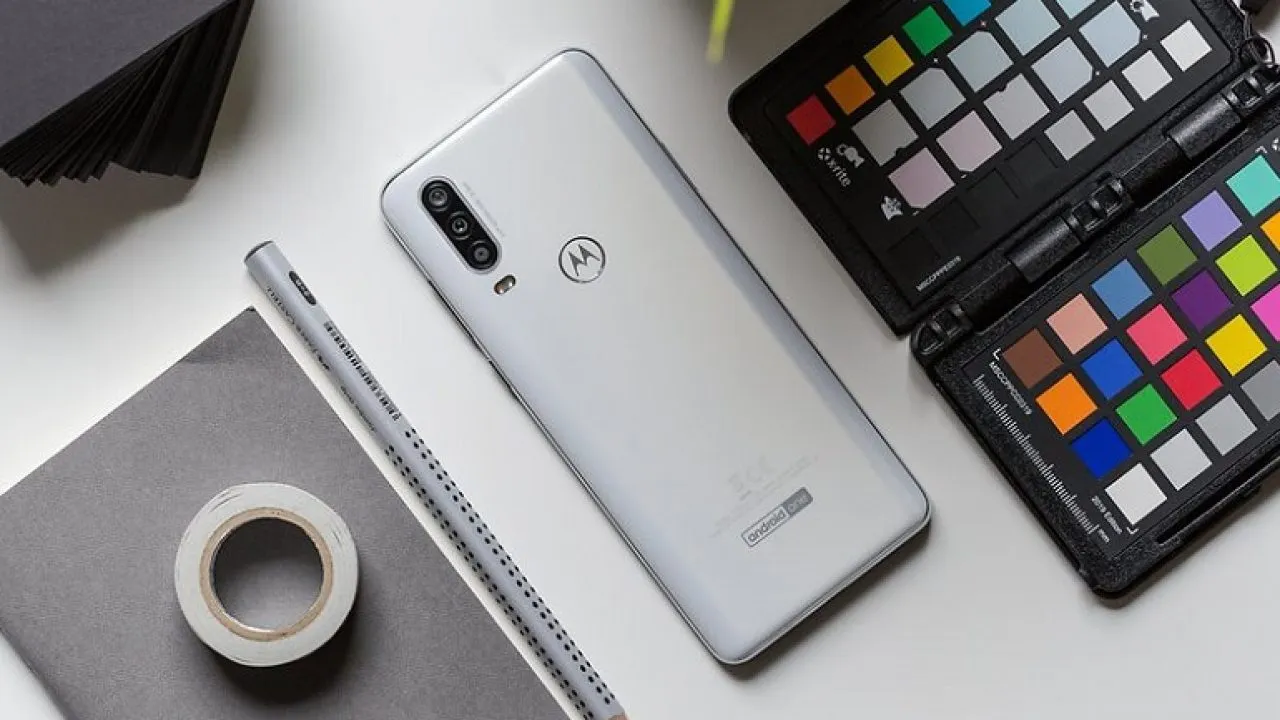 В Россию привезли экшн-смарт от Motorola. У него минимум одна гениальная фича
