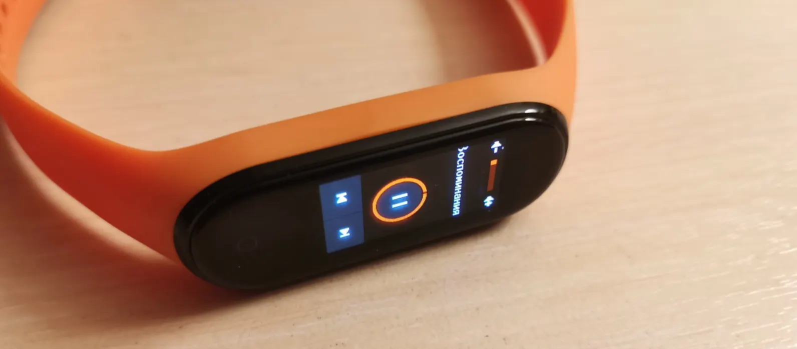 Xiaomi Mi Band 4 смачно подешевел в «Эльдорадо». Почему выгодно брать его именно там?