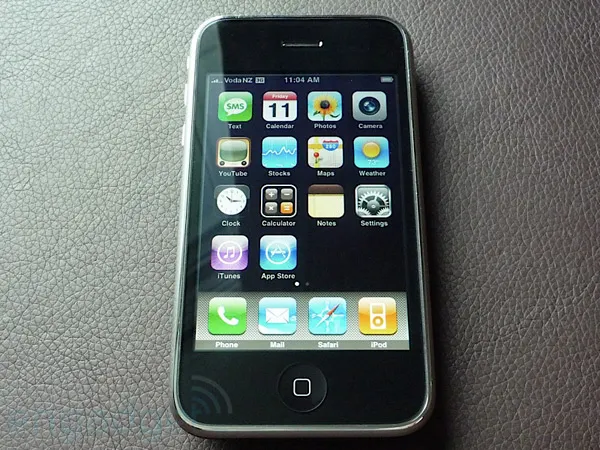 10 лет назад iPhone 3G продавали в «М.Видео» за 9990 рублей. Всё закончилось скандалом